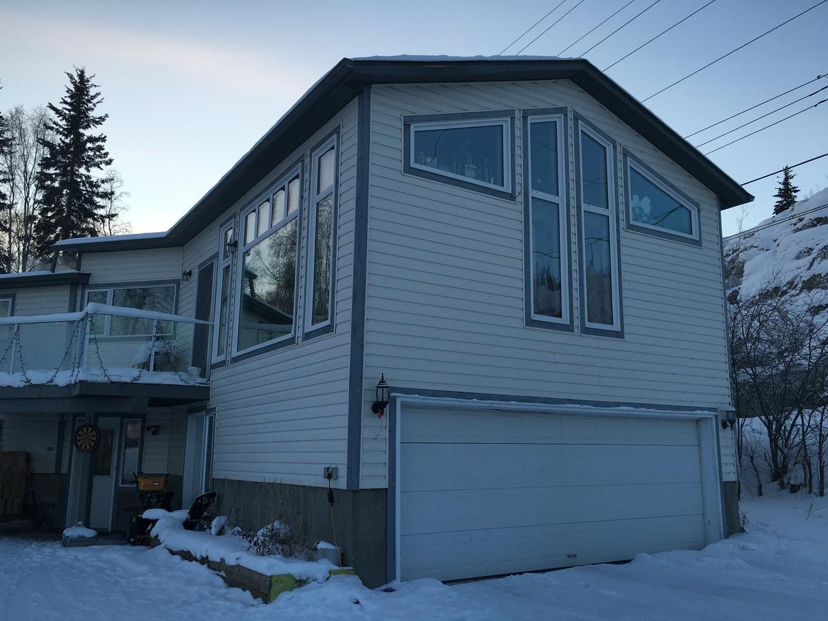 Mabuhay Lakeside Manor Bed and Breakfast Yellowknife Exterior foto