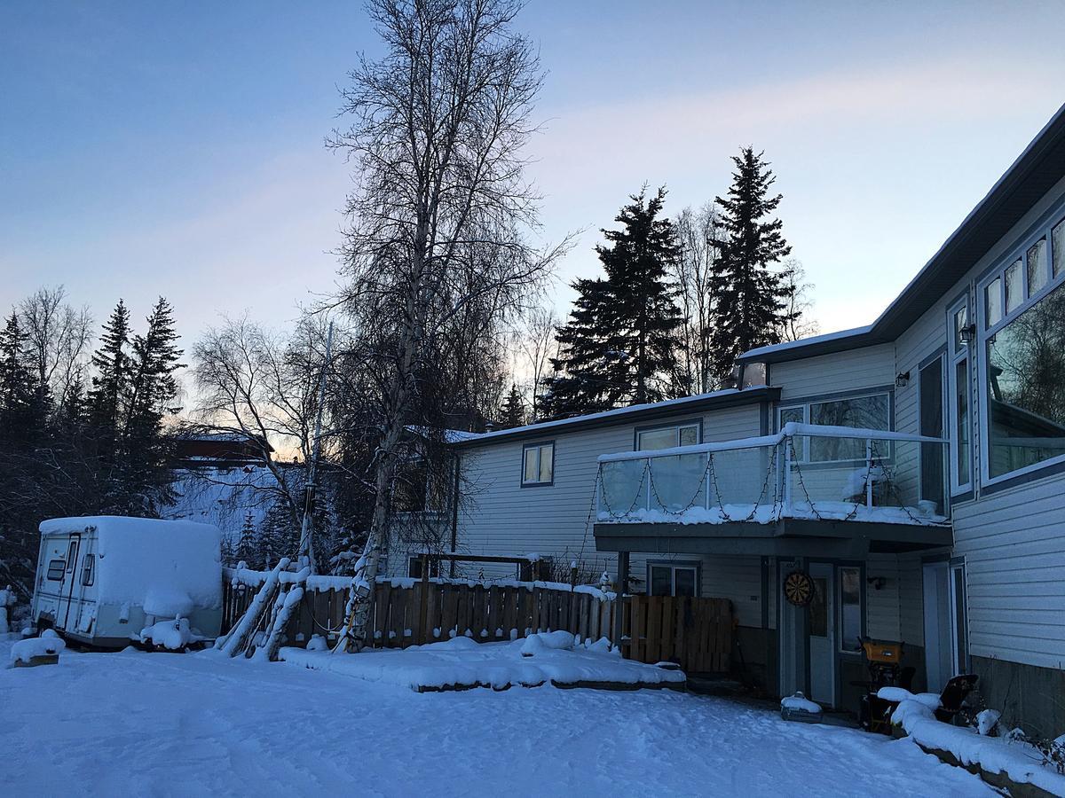 Mabuhay Lakeside Manor Bed and Breakfast Yellowknife Exterior foto