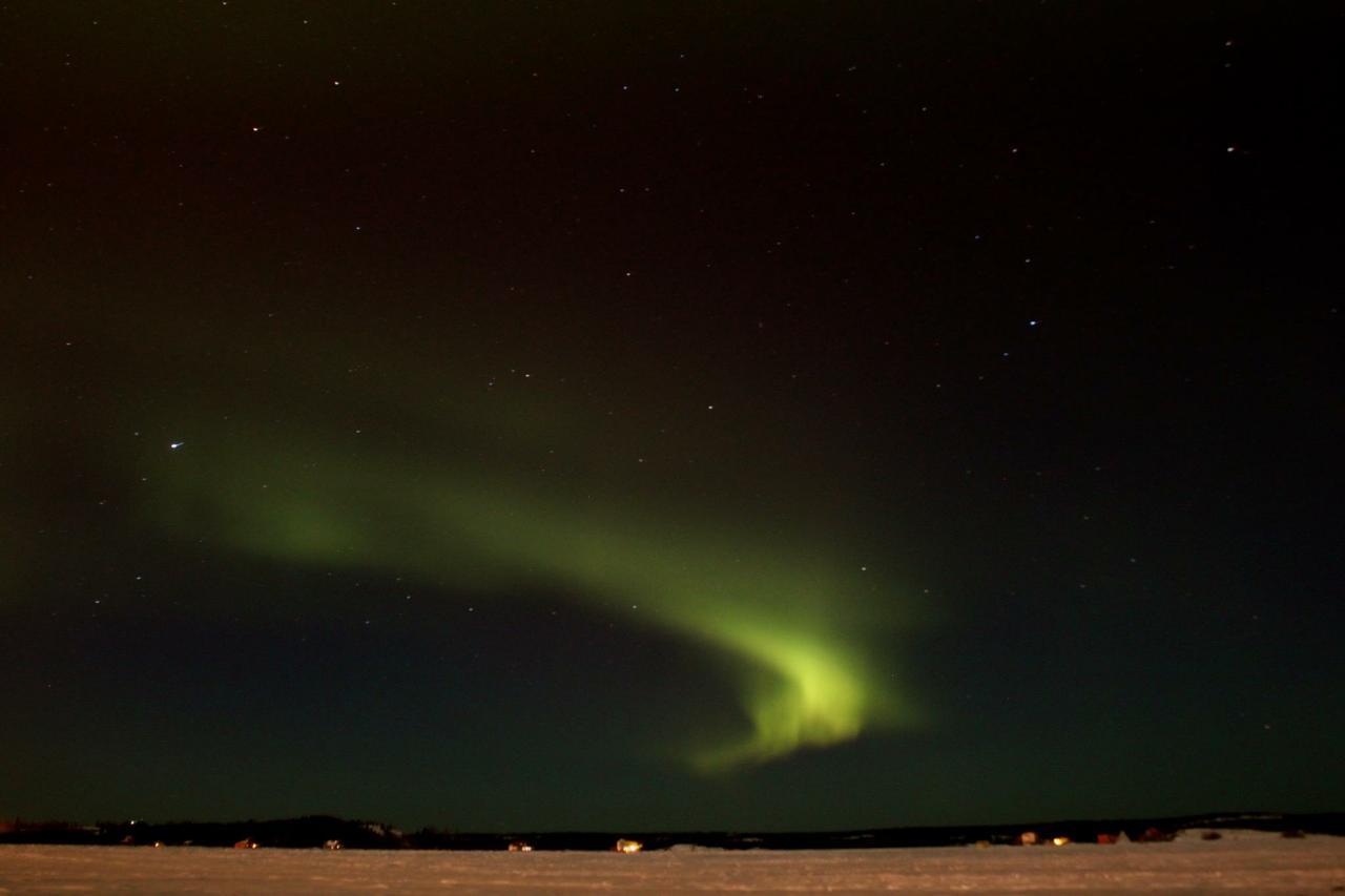 Mabuhay Lakeside Manor Bed and Breakfast Yellowknife Exterior foto