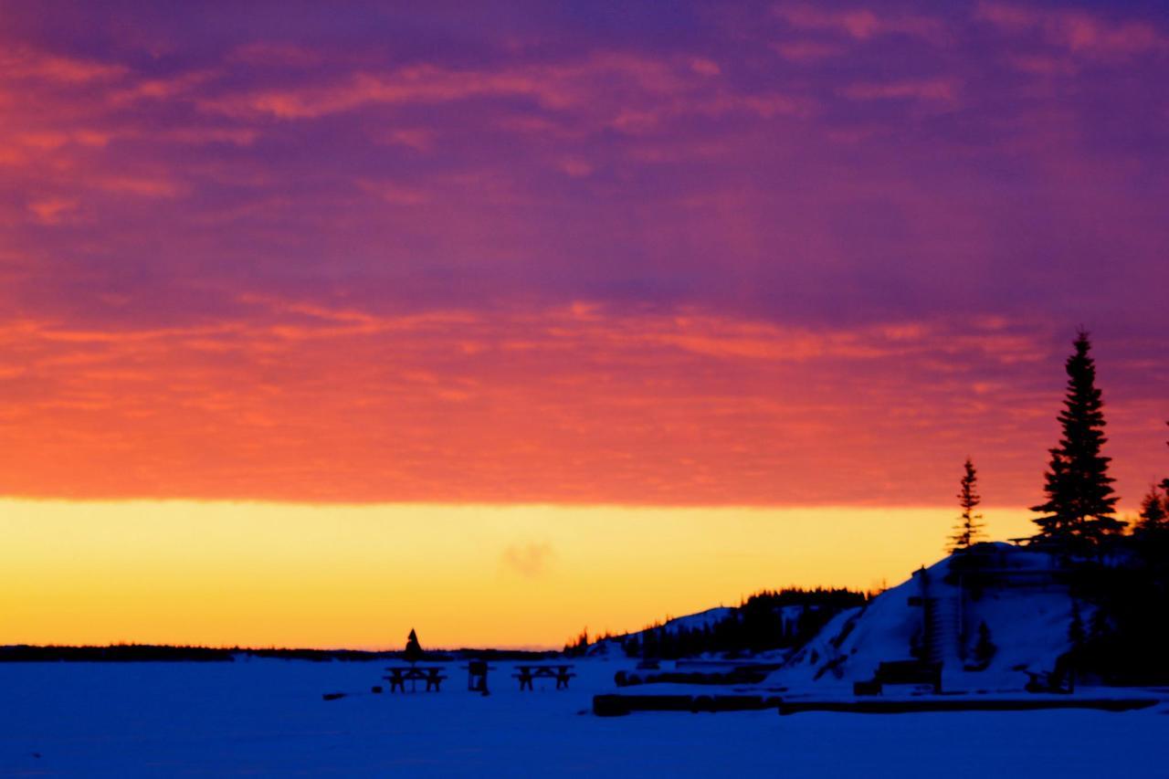 Mabuhay Lakeside Manor Bed and Breakfast Yellowknife Exterior foto