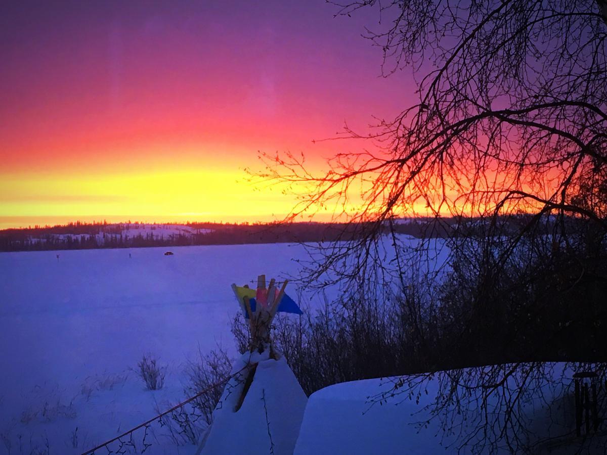 Mabuhay Lakeside Manor Bed and Breakfast Yellowknife Exterior foto
