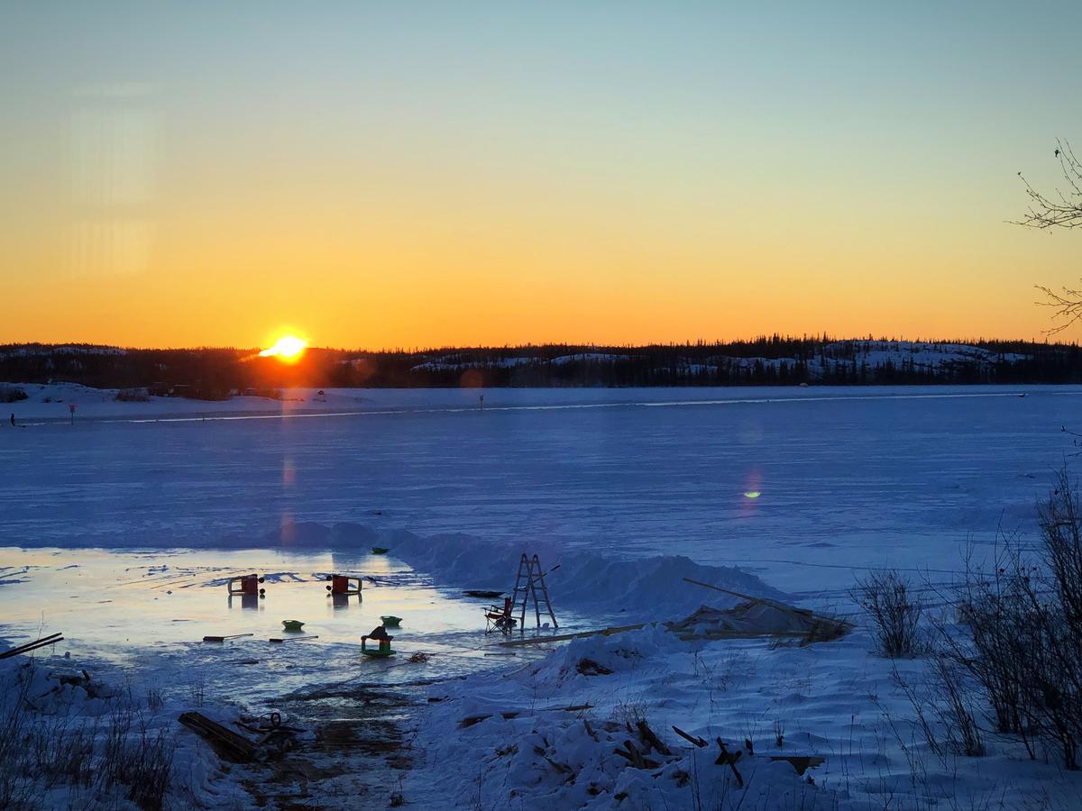 Mabuhay Lakeside Manor Bed and Breakfast Yellowknife Exterior foto