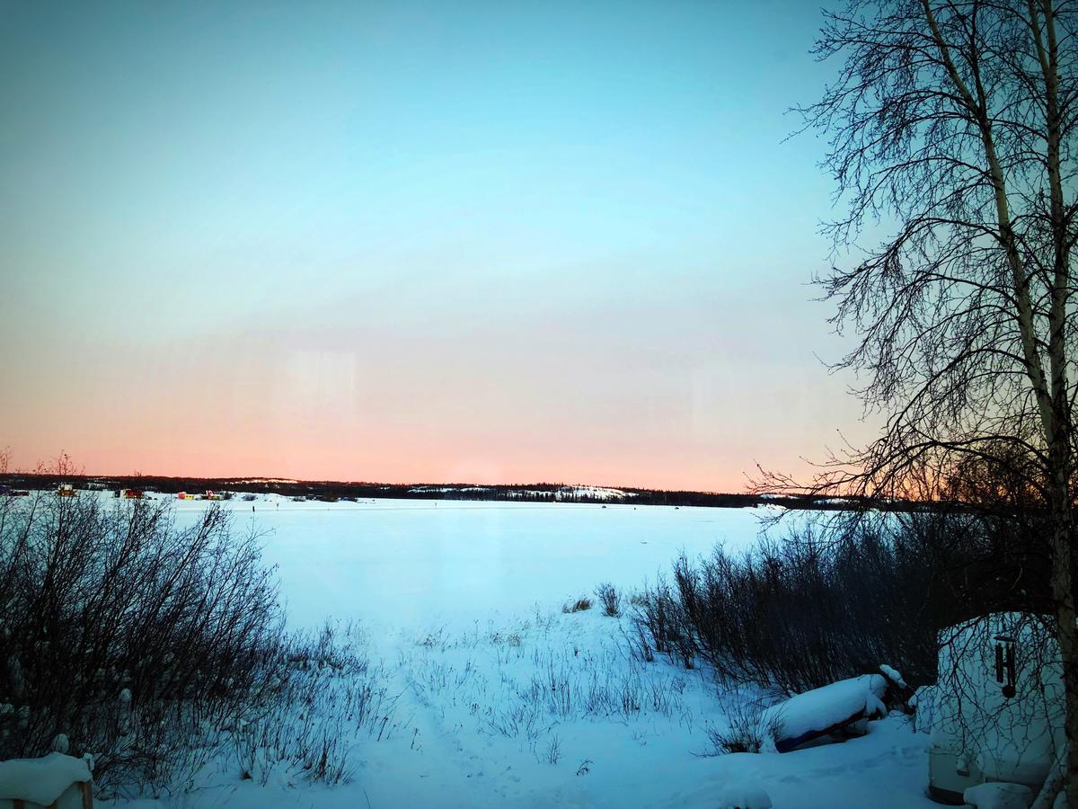 Mabuhay Lakeside Manor Bed and Breakfast Yellowknife Exterior foto