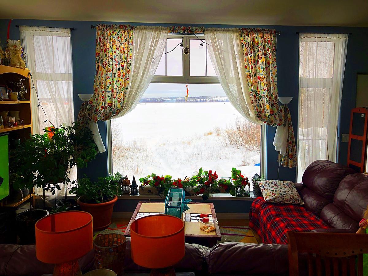 Mabuhay Lakeside Manor Bed and Breakfast Yellowknife Exterior foto