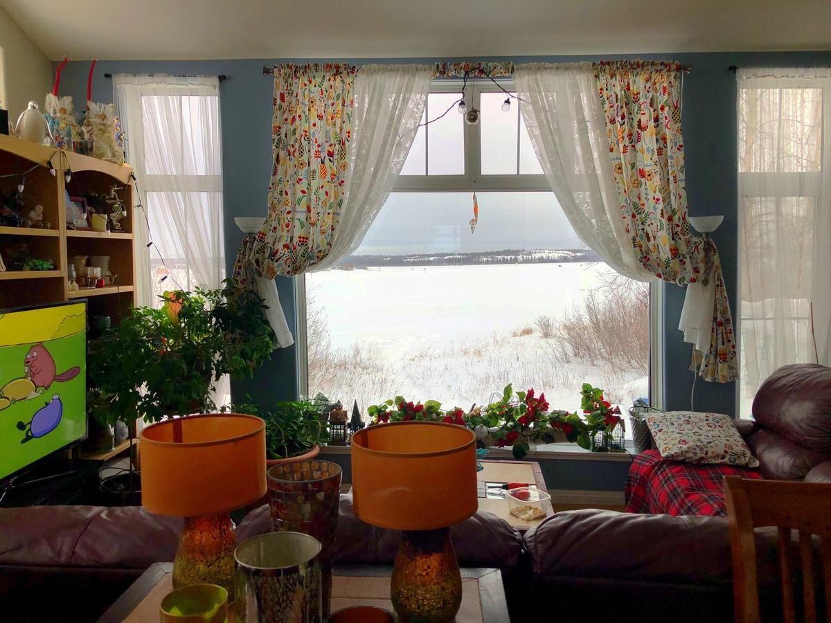 Mabuhay Lakeside Manor Bed and Breakfast Yellowknife Exterior foto