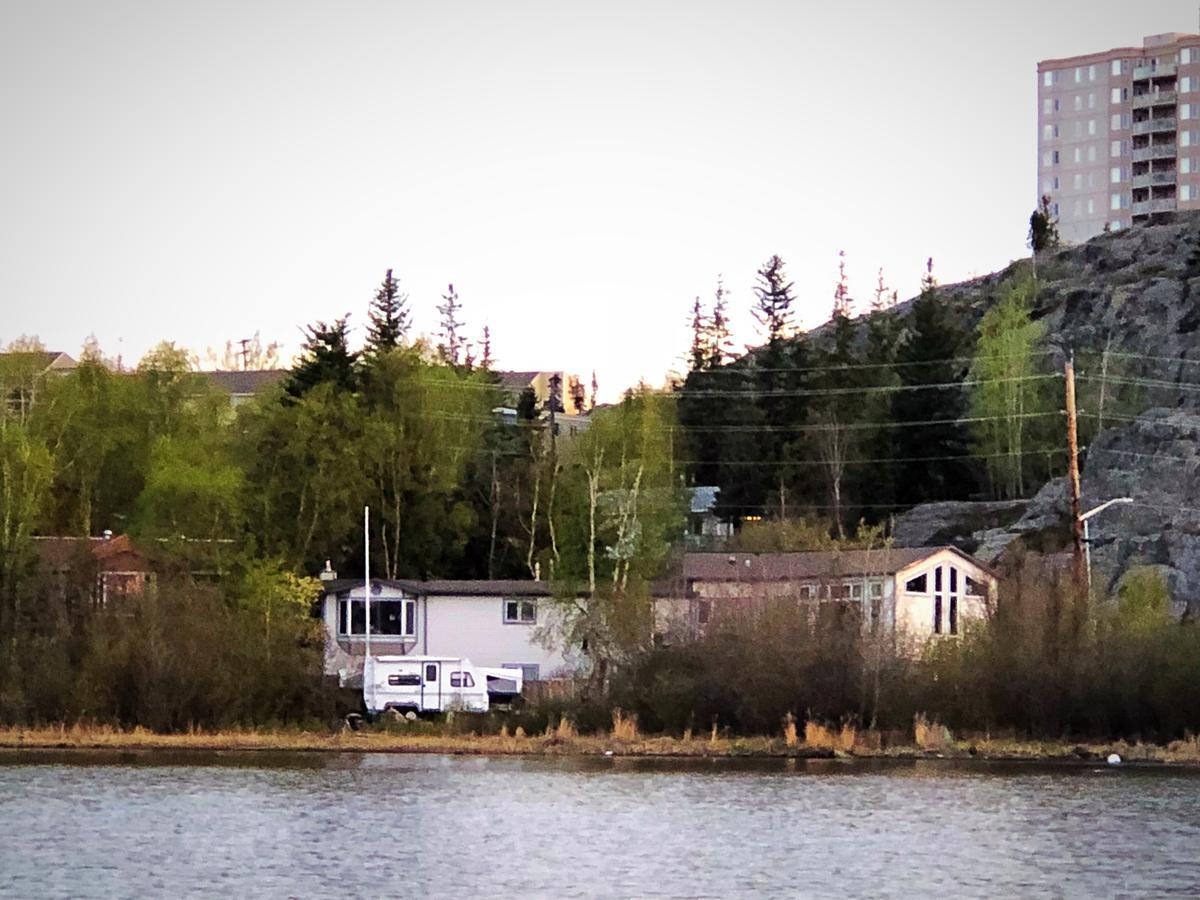 Mabuhay Lakeside Manor Bed and Breakfast Yellowknife Exterior foto