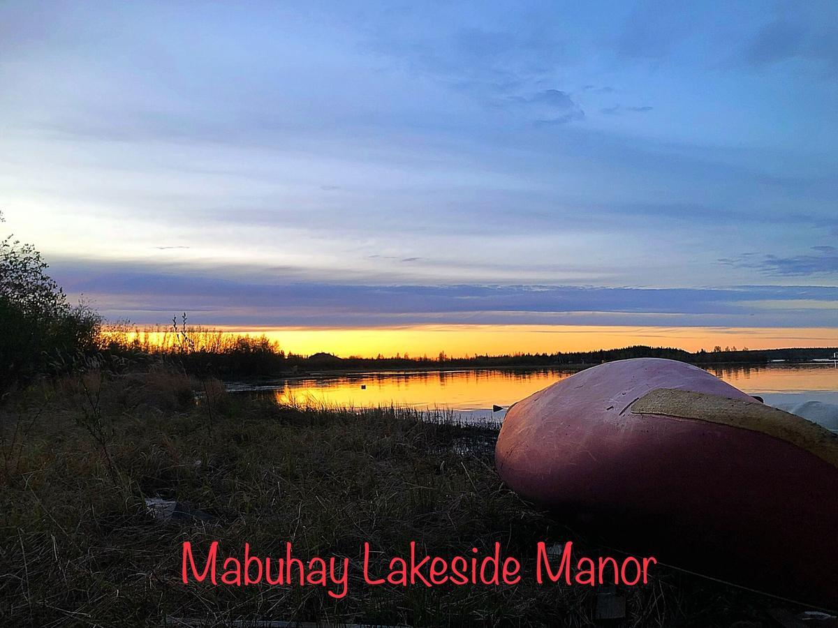 Mabuhay Lakeside Manor Bed and Breakfast Yellowknife Exterior foto