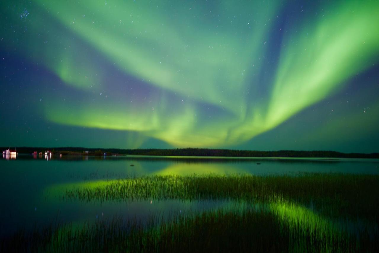 Mabuhay Lakeside Manor Bed and Breakfast Yellowknife Exterior foto