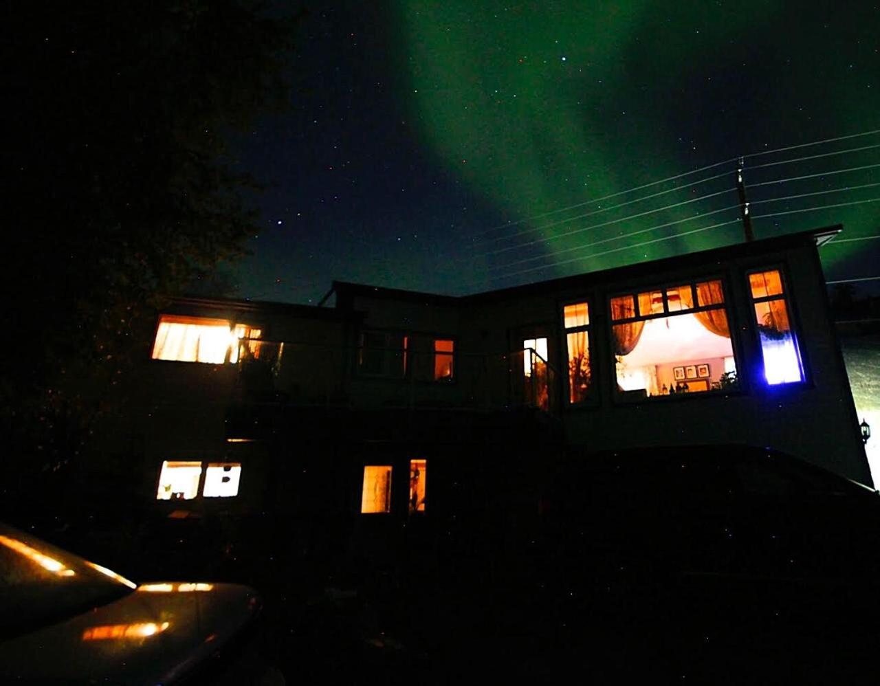 Mabuhay Lakeside Manor Bed and Breakfast Yellowknife Exterior foto