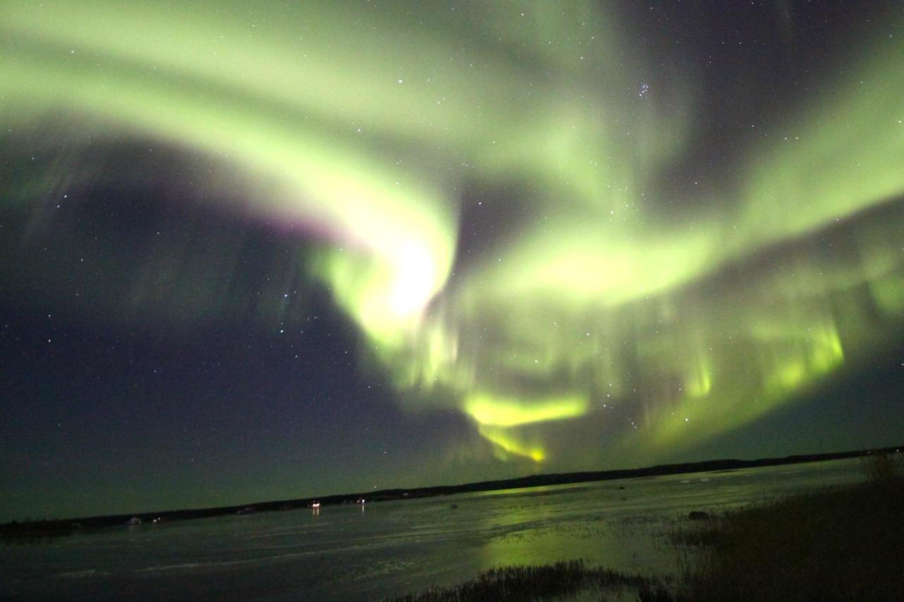 Mabuhay Lakeside Manor Bed and Breakfast Yellowknife Exterior foto