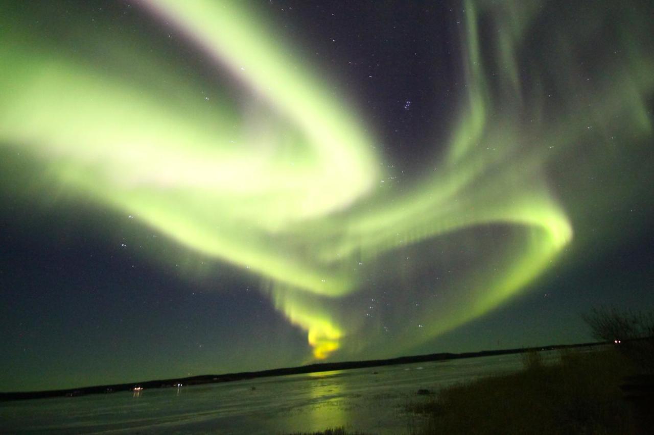Mabuhay Lakeside Manor Bed and Breakfast Yellowknife Exterior foto