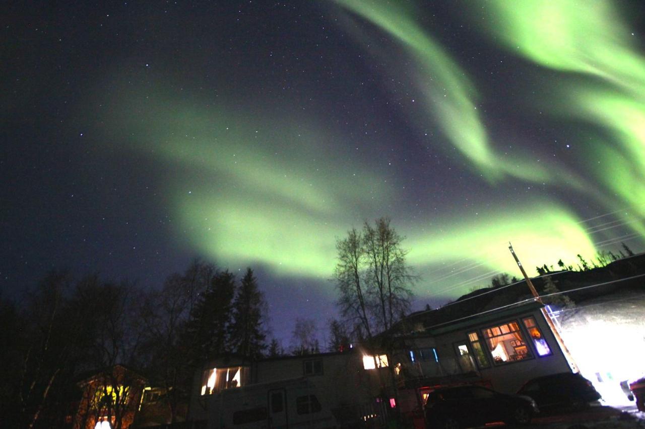 Mabuhay Lakeside Manor Bed and Breakfast Yellowknife Exterior foto