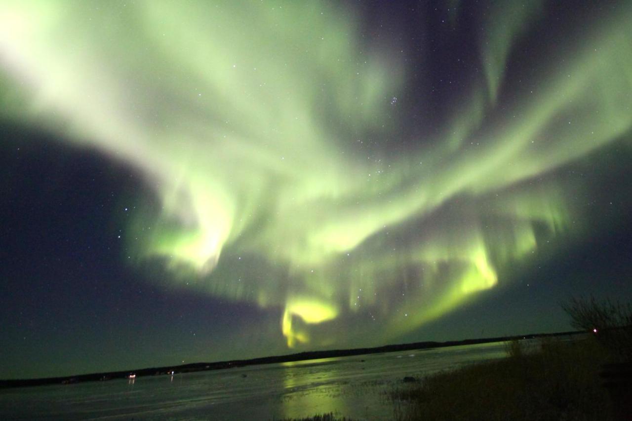Mabuhay Lakeside Manor Bed and Breakfast Yellowknife Exterior foto