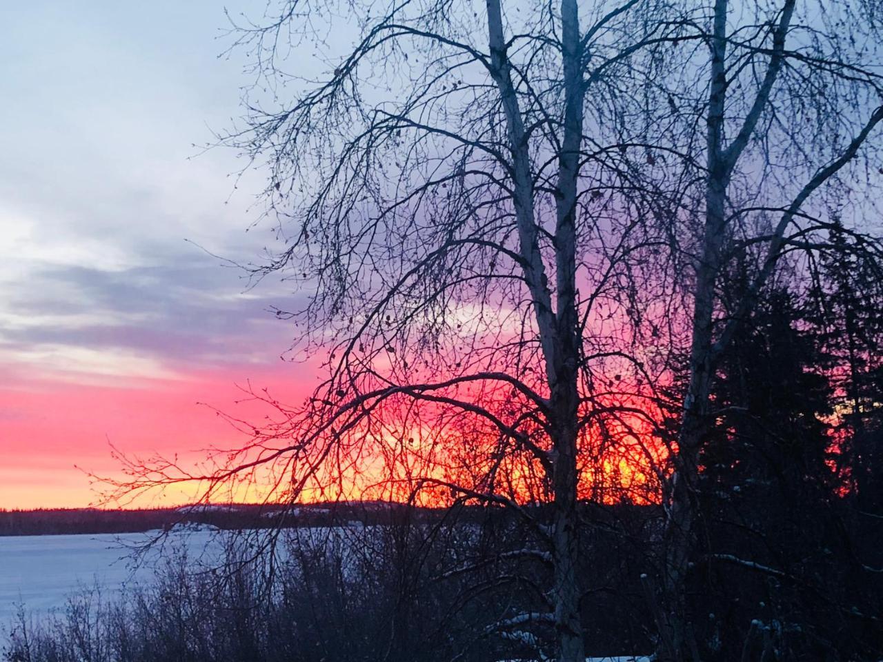Mabuhay Lakeside Manor Bed and Breakfast Yellowknife Exterior foto