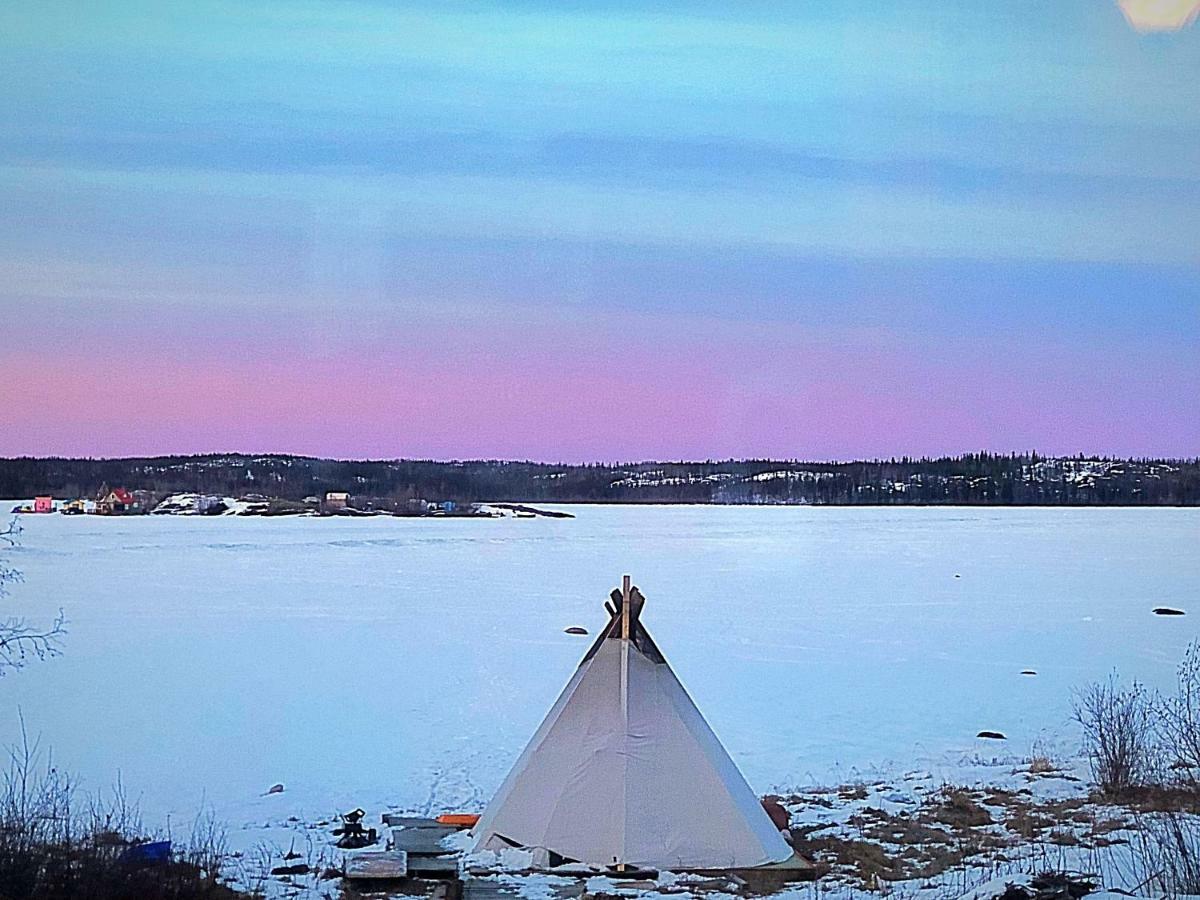 Mabuhay Lakeside Manor Bed and Breakfast Yellowknife Exterior foto