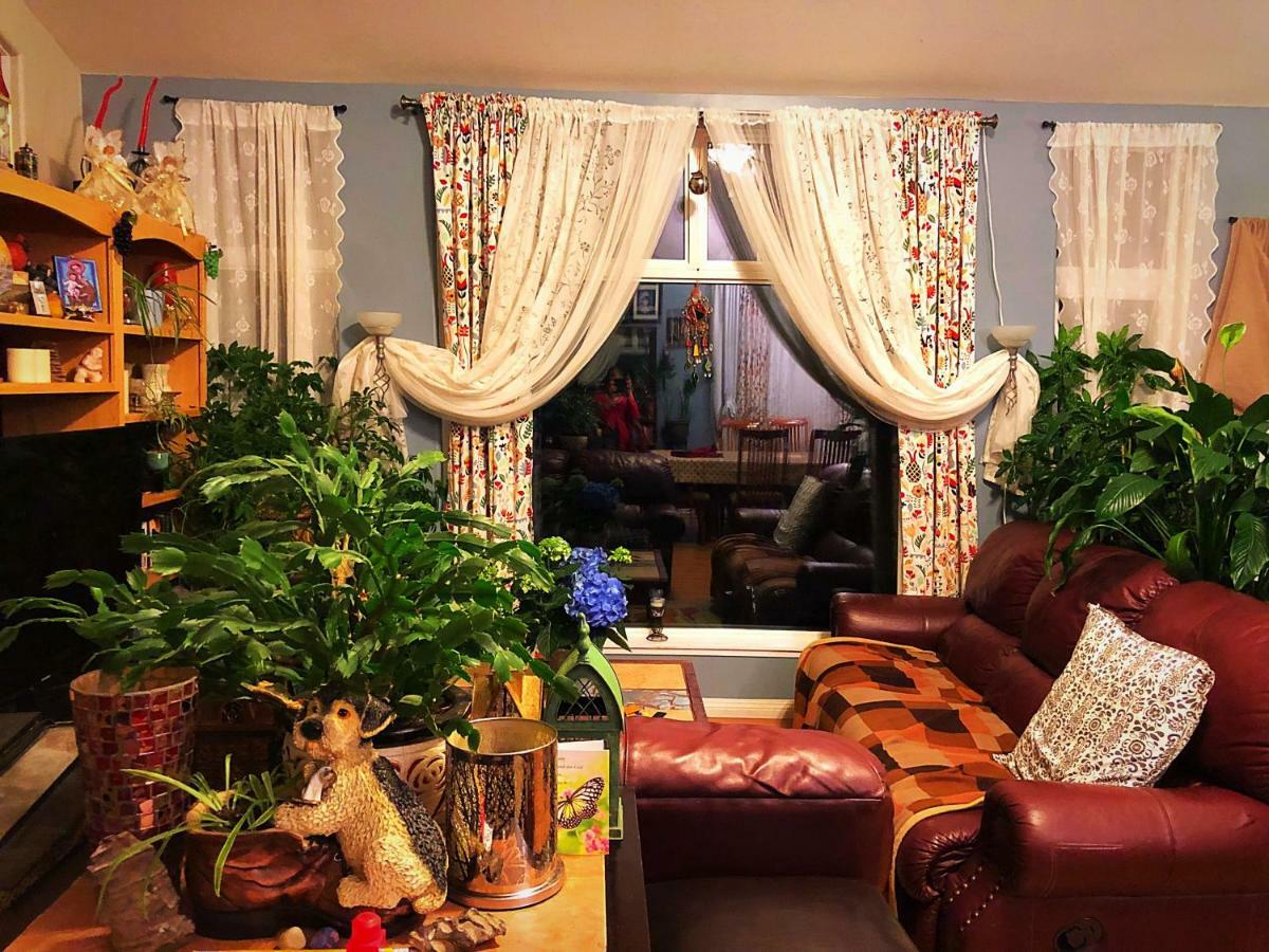 Mabuhay Lakeside Manor Bed and Breakfast Yellowknife Exterior foto