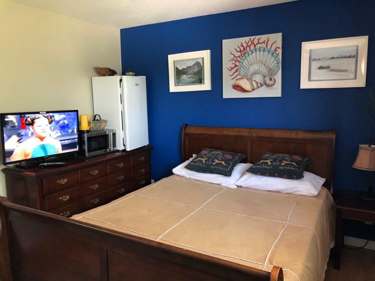 Mabuhay Lakeside Manor Bed and Breakfast Yellowknife Exterior foto